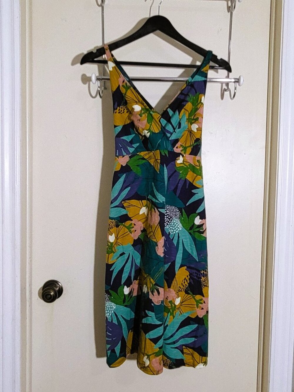 Patagonia cotton Tropical print V-neck front, cross over strap back. Size Medium - Picture 6 of 13